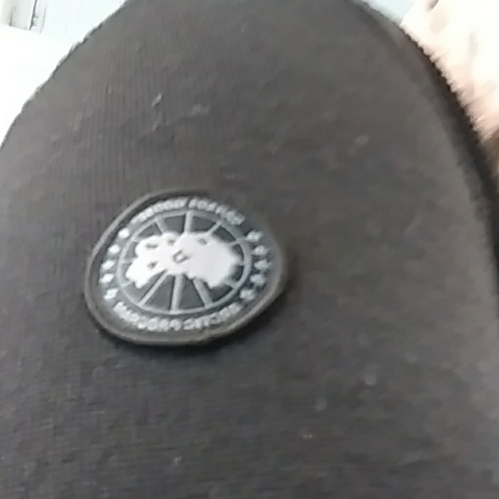 Canada goose all black mcleud v-neck with shoulder